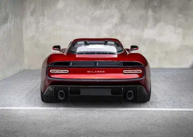McLaren cambia volto: il nuovo logo nasce da una stazione di servizio in Nuova Zelanda
