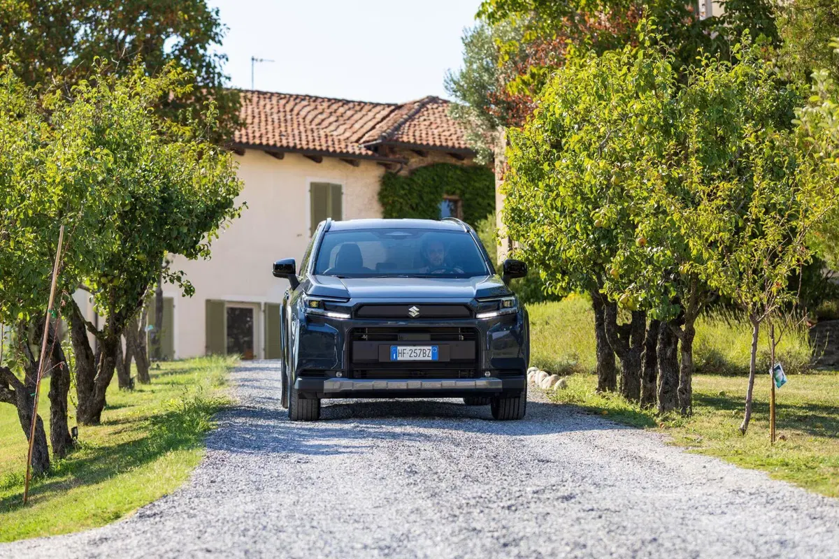 Suzuki Across plug-in, 309 CV e prezzo da 55.900 euro (3)