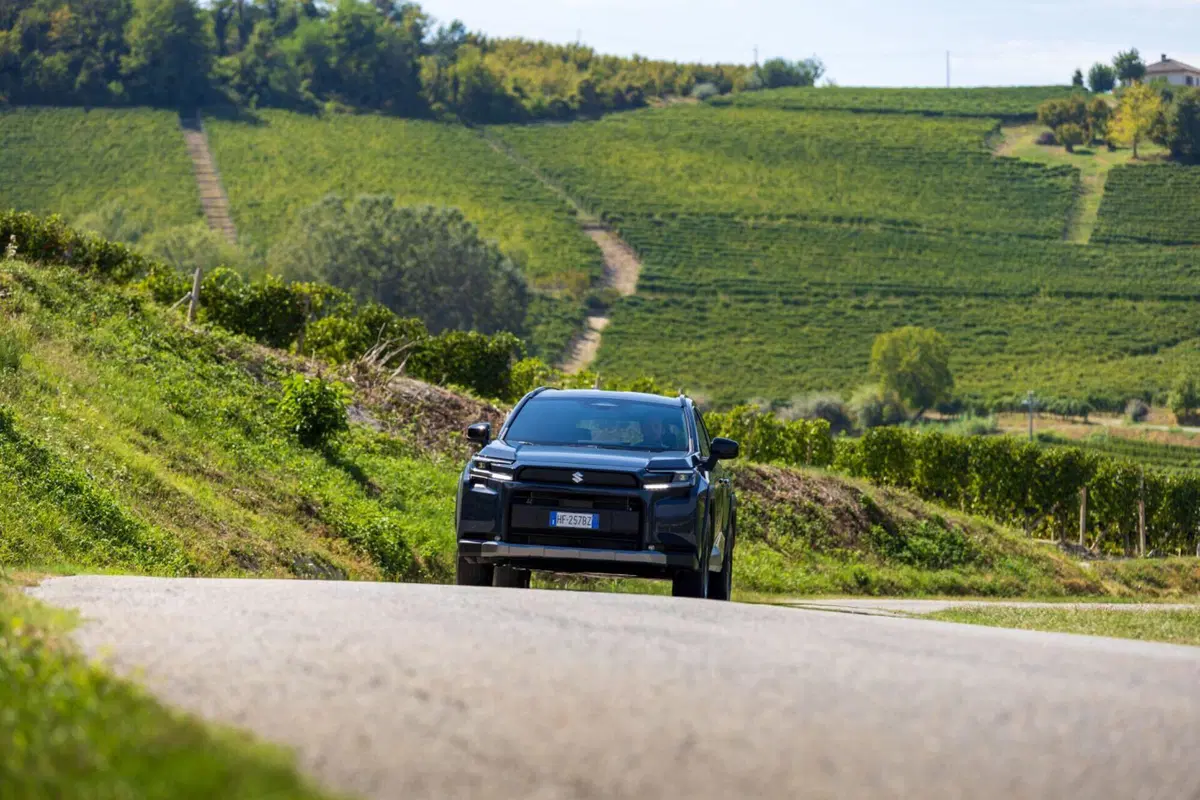 Suzuki Across plug-in, 309 CV e prezzo da 55.900 euro (4)