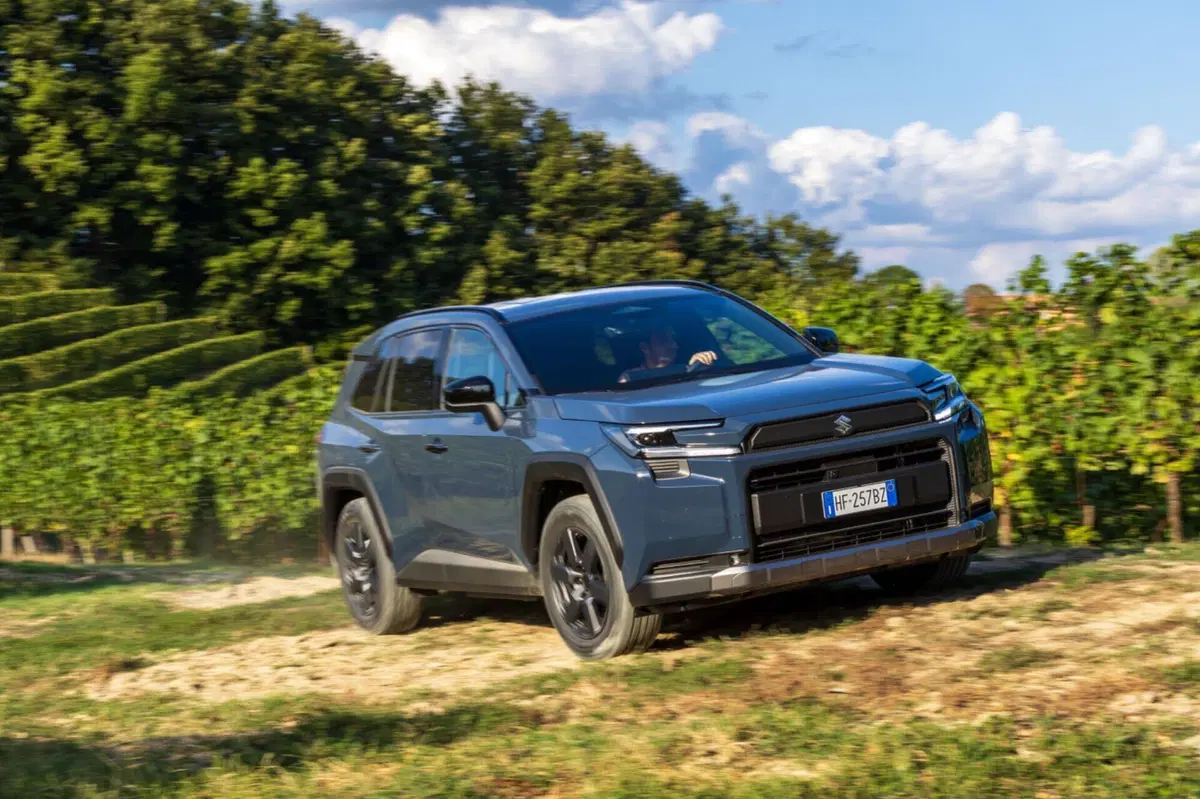Suzuki Across plug-in, 309 CV e prezzo da 55.900 euro (7)