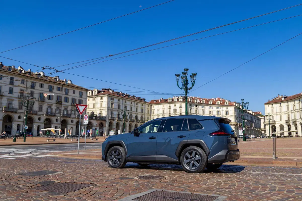 Suzuki Across plug-in, 309 CV e prezzo da 55.900 euro (9)