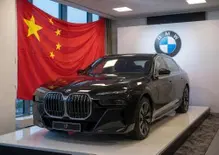 BMW contro i nuovi dazi sulle auto cinesi: “Servono prezzi equi, non una guerra commerciale”