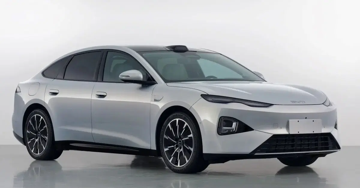 Nuova BYD Seal 07, oltre 700 km di autonomia WLTP: e il modello attuale va in pensione dopo appena c