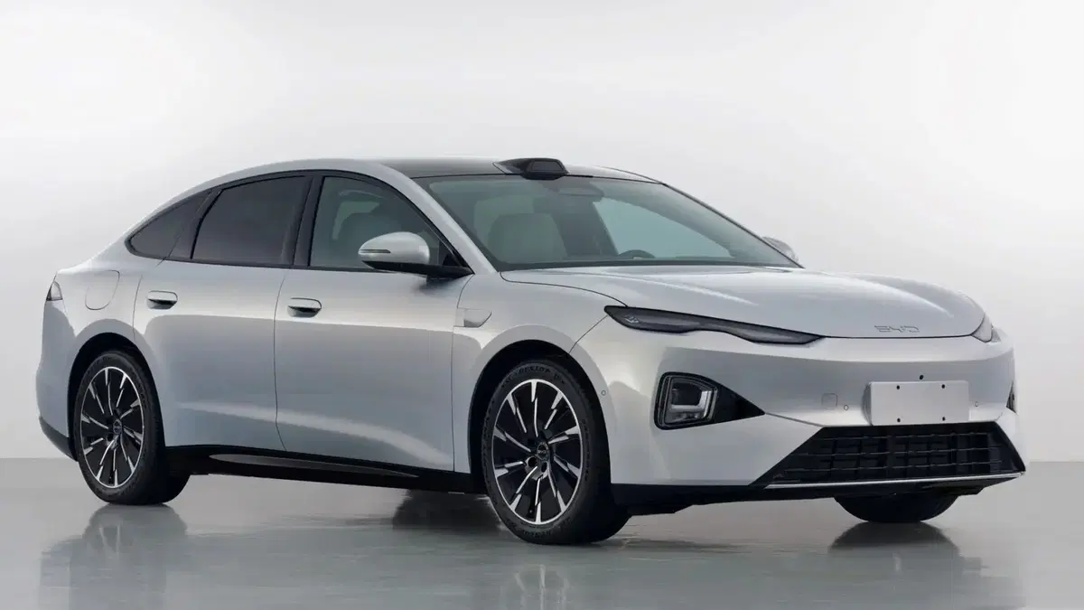Nuova BYD Seal 07, oltre 700 km di autonomia WLTP: e il modello attuale va in pensione dopo appena c