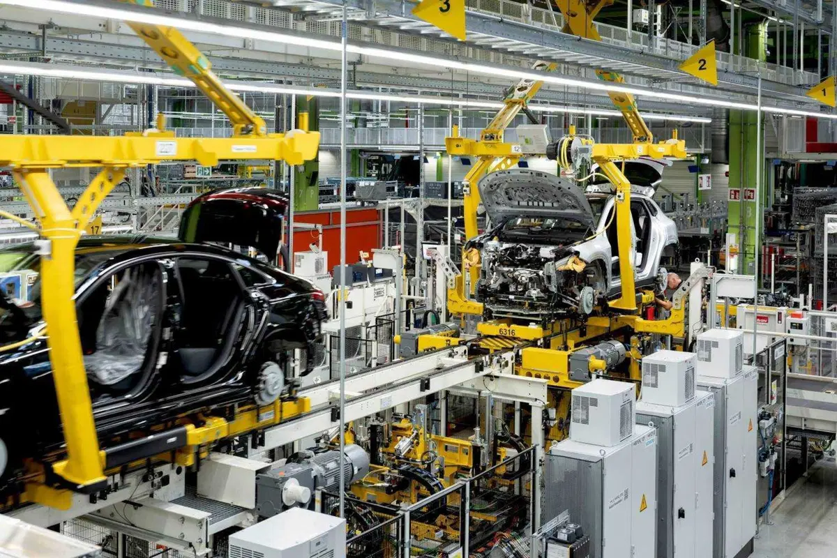 Mercedes, due fabbriche in Germania a rischio: dopo Volkswagen trema anche Stoccarda (4)