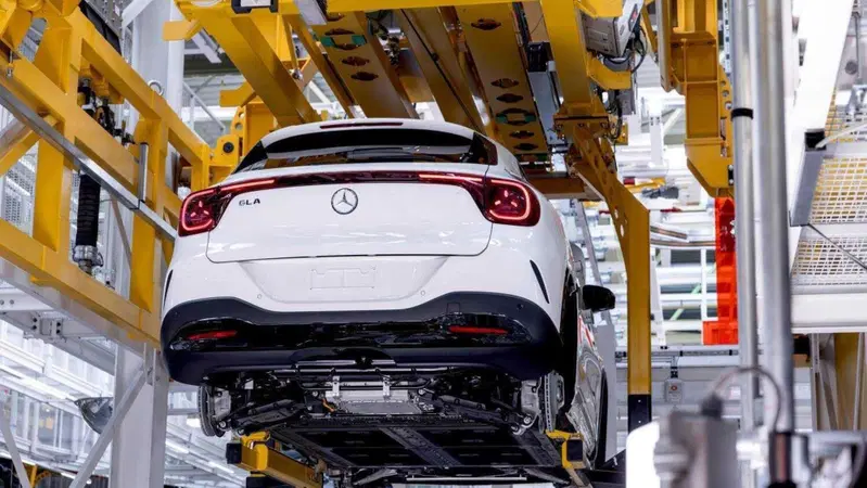 Mercedes, due fabbriche in Germania a rischio: dopo Volkswagen trema anche Stoccarda