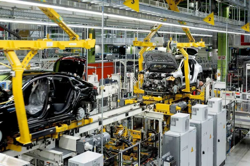 Linea di montaggio Mercedes Benz