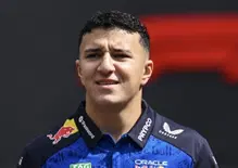 La vita senza gare è piatta, ora torno nella mischia: Hadjar rientra a Baku e rinnova con Red Bull per il 2027