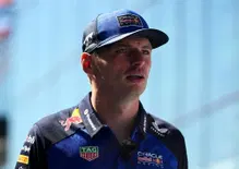 Se serve a darmi un motore vero, firmo per correre il 50% in meno: Verstappen ancora contro la F1 2026. Hadjar? Rinnovo meritato. Mi piace Baku perché non siamo in uno zoo