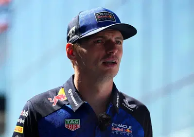 Se serve a darmi un motore vero, firmo per correre il 50% in meno: Verstappen ancora contro la F1 2026. Hadjar? Rinnovo meritato. Mi piace Baku perché non siamo in uno zoo