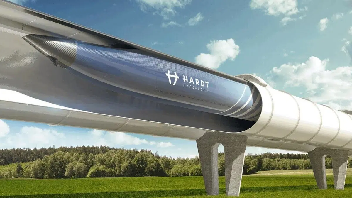 Elon Musk rilancia l’Hyperloop: tunnel a oltre 320 km/h, ma i Frecciarossa fanno già 300 km/h dal 2005