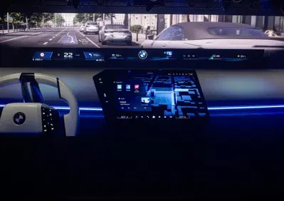 BMW brevetta gli ologrammi 3D in auto: comandi sospesi nell'aria e tasti che si sentono grazie a g