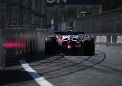 F1, caos a Baku in FP1: Antonelli subito KO! Russell in testa, ma è giallo sul motore Ferrari e sul fondo McLaren. La verità sui freni di Leclerc