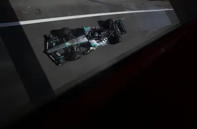 F1, Mercedes spaventa Baku: Russell vola con il “trucco” della tripla scia e batte Antonelli in FP2. E in Ferrari c'è un giallo