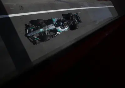 F1, Mercedes spaventa Baku: Russell vola con il “trucco” della tripla scia e batte Antonelli in FP2. E in Ferrari c'è un giallo