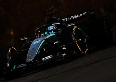 F1, Mercedes spaventa Baku: Russell vola con il “trucco” della tripla scia e batte Antonelli in FP2. E in Ferrari c'è un giallo
