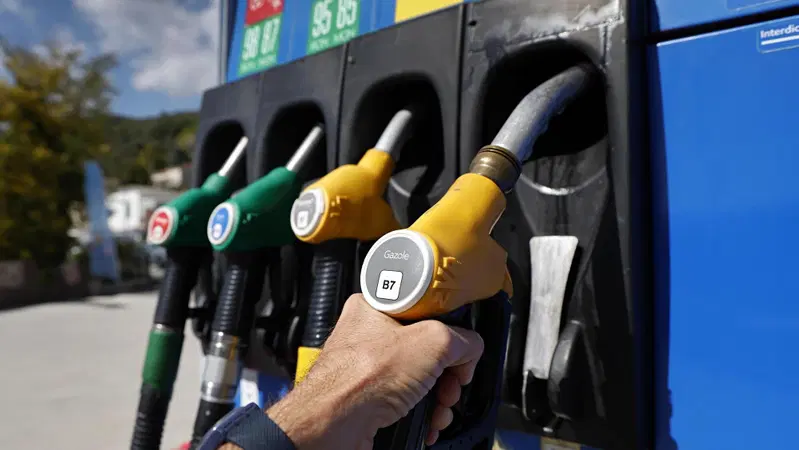Carburanti, dal 26 settembre si dimezza il taglio delle accise: il pieno di gasolio costa 3 euro in più