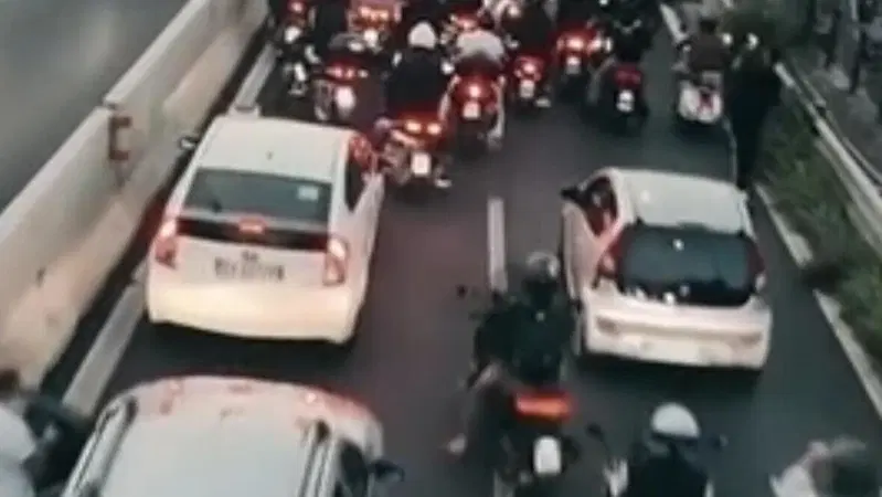 Milano-Meda bloccata dai rapper per un videoclip: cosa rischiano ora