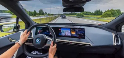 Dalla prima accensione al parcheggio serale: i 10 errori che commetti in auto ogni giorno senza accorgertene