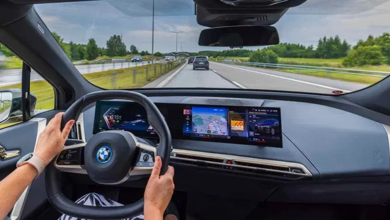 Dalla prima accensione al parcheggio serale: i 10 errori che commetti in auto ogni giorno senza accorgertene