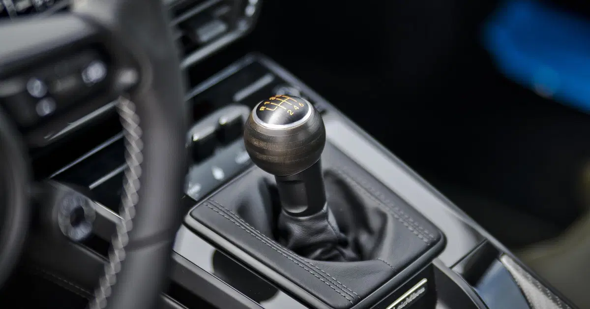 Porsche, il cambio manuale che non c'è: il brevetto che porta leva e frizione sulle sportive ibride.