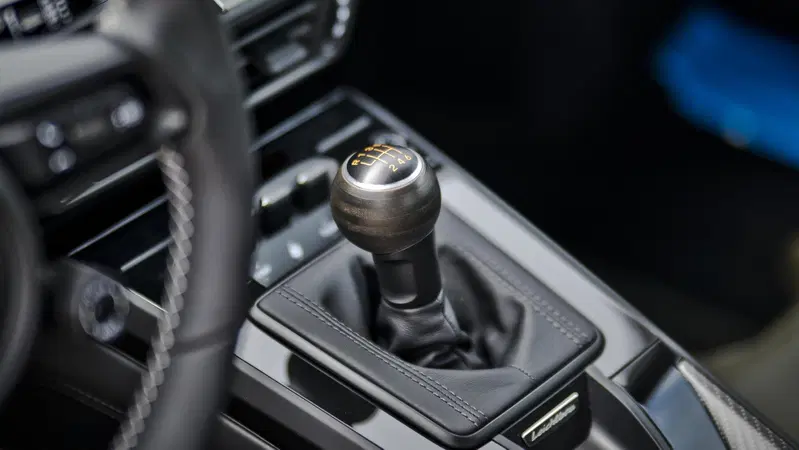 Porsche, il cambio manuale che non c'è: il brevetto che porta leva e frizione sulle sportive ibride.