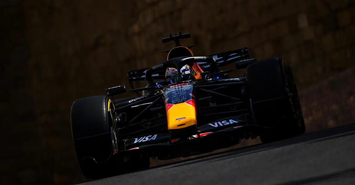 'Ha saltato come un canguro!': Verstappen furioso fa il miracolo in FP3 e batte la Mercedes, ma per la pole a Baku la Ferrari gioca a carte coperte