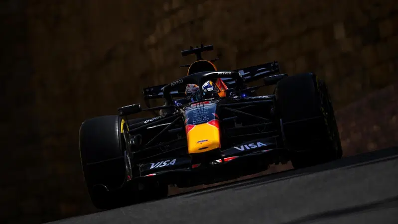 'Ha saltato come un canguro!': Verstappen furioso fa il miracolo in FP3 e batte la Mercedes, ma per la pole a Baku la Ferrari gioca a carte coperte