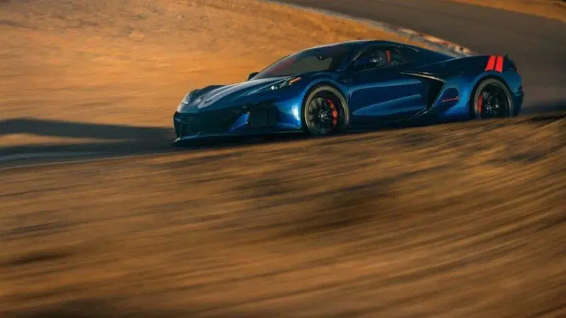 Chevrolet Corvette, a Bowling Green succede una cosa mai vista: due generazioni di V8 prodotte insieme