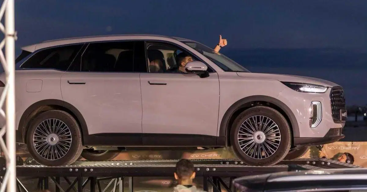 Chery Tiggo 9 CSH, la batteria supera 24 ore in acqua salata e il test d’urto del sottoscocca