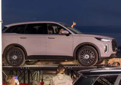 Chery Tiggo 9 CSH, la batteria supera 24 ore in acqua salata e il test d’urto del sottoscocca