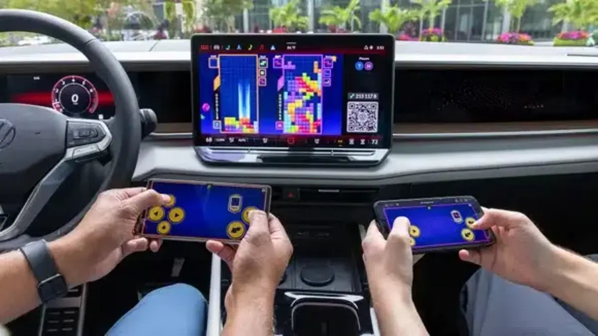 Volkswagen diventa una console: Tetris e PAC-MAN in auto, ma per giocare si paga