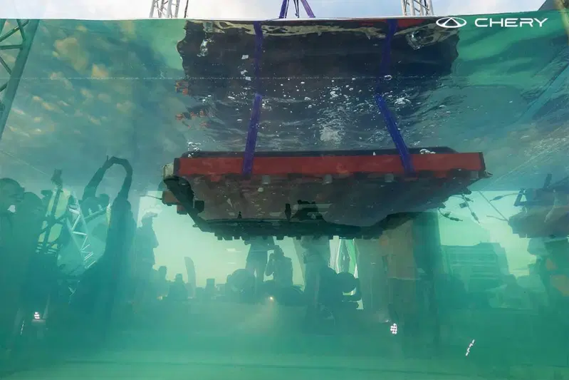 Batteria immersa in acqua salata