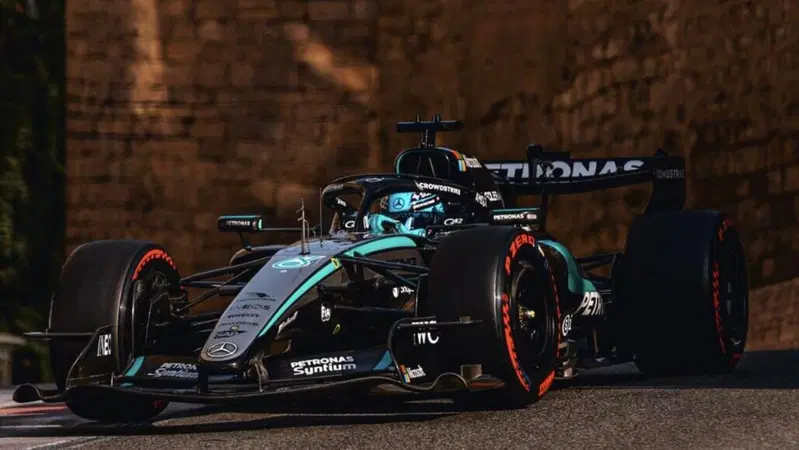 F1. Una voragine da 8 decimi: Russell batte Leclerc nelle qualifiche di Baku. Antonelli OUT in Q1, che errore!