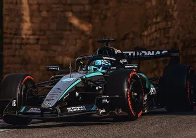 F1. Una voragine da 8 decimi: Russell batte Leclerc nelle qualifiche di Baku. Antonelli OUT in Q1, che errore!