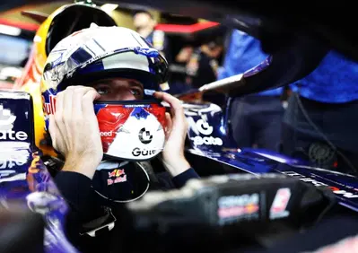 “Problemi fuori dal mio controllo”: la rabbia di Verstappen dopo la qualifica di Baku. Cosa c'è dietro il ritardo da Hadjar?