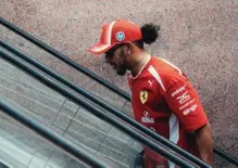 “Non ne è andata dritta una, gomme stupide”: rabbia Hamilton a Baku, ma Leclerc vola in prima fila