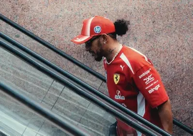 “Non ne è andata dritta una, gomme stupide”: rabbia Hamilton a Baku, ma Leclerc vola in prima fila