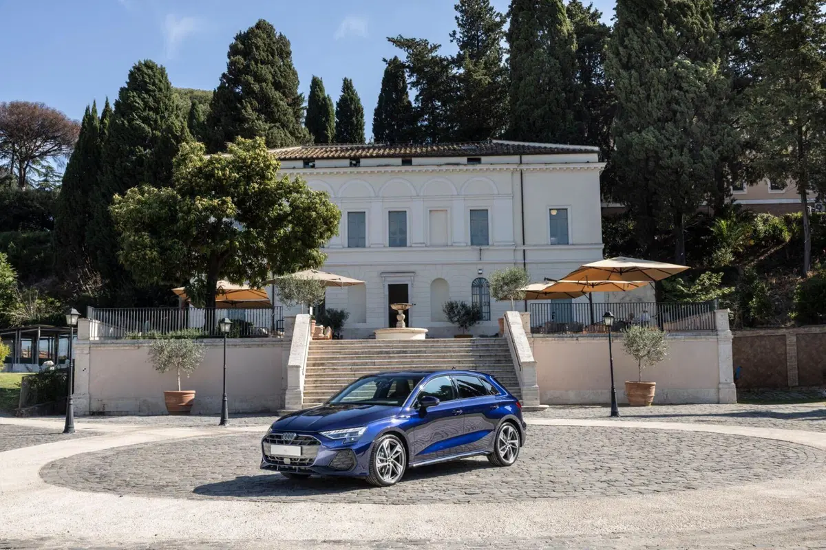 Trent'anni di successo e un'anima hi-tech: nuova Audi A3 alza l'asticella tra le compatte premium [VIDEO]