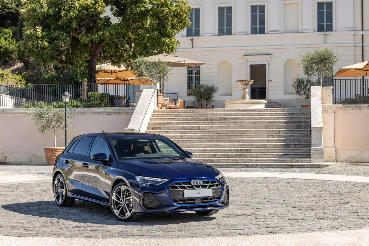 Trent'anni di successo e un'anima hi-tech: nuova Audi A3 alza l'asticella tra le compatte premium [VIDEO]