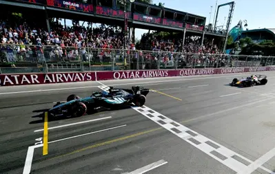 F1, colpo di scena a Baku: Russell vince il caos davanti a Verstappen. Che passo Hadjar! Ferrari giù dal podio, Antonelli rimonta