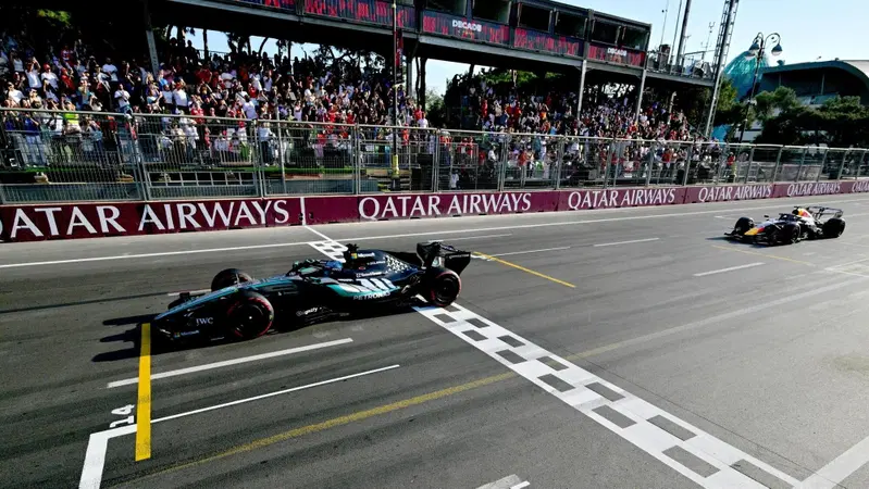 F1, colpo di scena a Baku: Russell vince il caos davanti a Verstappen. Che passo Hadjar! Ferrari giù dal podio, Antonelli rimonta