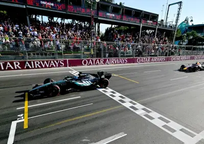 F1, colpo di scena a Baku: Russell vince il caos davanti a Verstappen. Che passo Hadjar! Ferrari giù dal podio, Antonelli rimonta