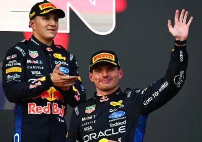 Ci siamo andati vicinissimi: la furiosa rimonta di Verstappen a Baku riaccende la Red Bull, ma Max guarda già oltre. Poi il botta e risposta con Norris