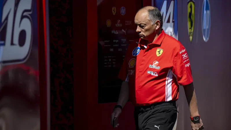 “Non c’è serenità”: l'era Vasseur è al capolinea. La Ferrari ed Elkann preparano la buonuscita per scaricarlo