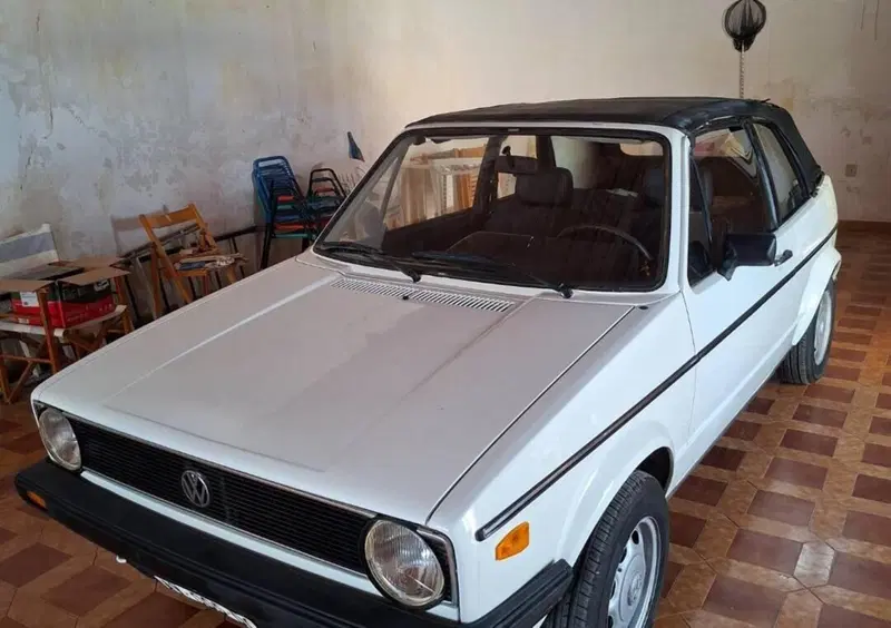 Volkswagen Golf cabrioletd'epoca del 1981 a Livorno