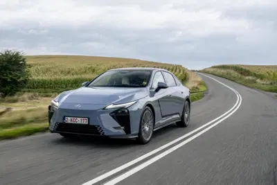 Lexus ES 300h AWD: la berlina che Akio Toyoda non avrebbe mai voluto noiosa [VIDEO]