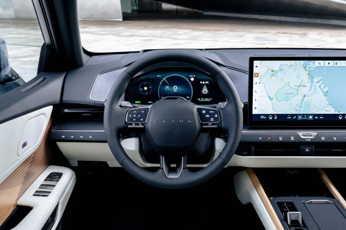 Lexus ES 300h AWD: la berlina che Akio Toyoda non avrebbe mai voluto noiosa [VIDEO] (2)