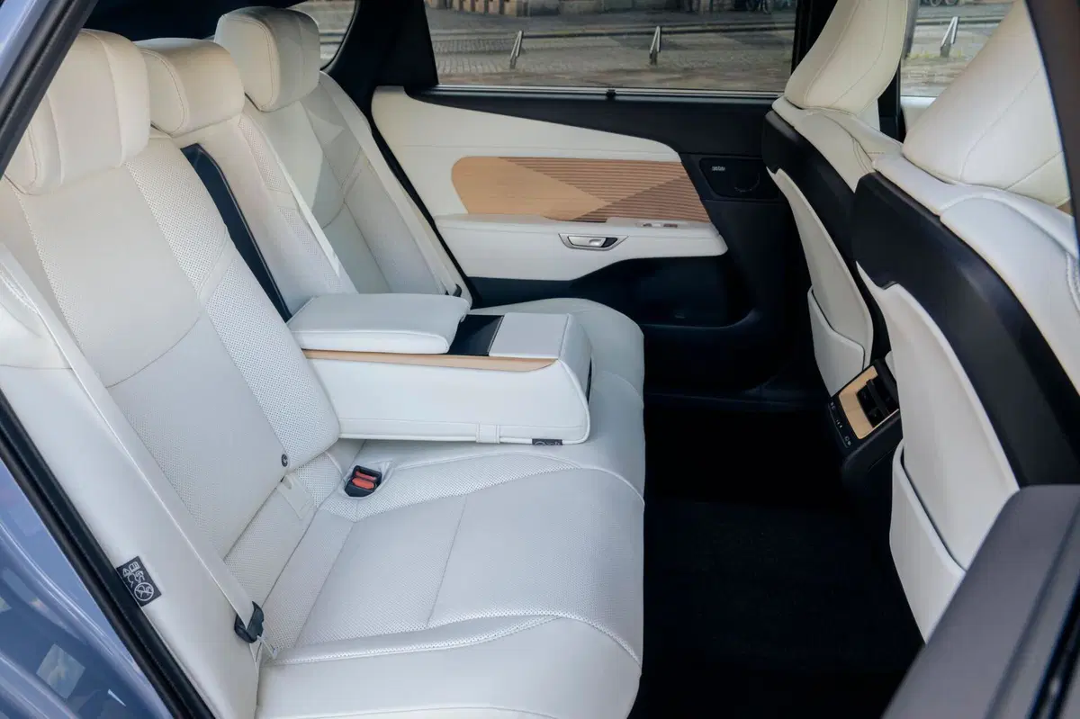 Lexus ES 300h AWD: la berlina che Akio Toyoda non avrebbe mai voluto noiosa [VIDEO] (3)