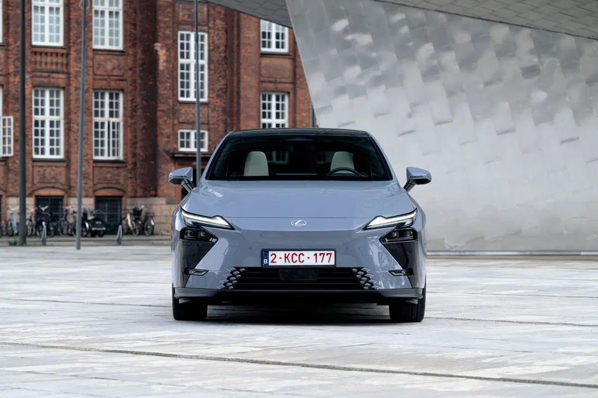 Lexus ES 300h AWD: la berlina che Akio Toyoda non avrebbe mai voluto noiosa [VIDEO] (2)